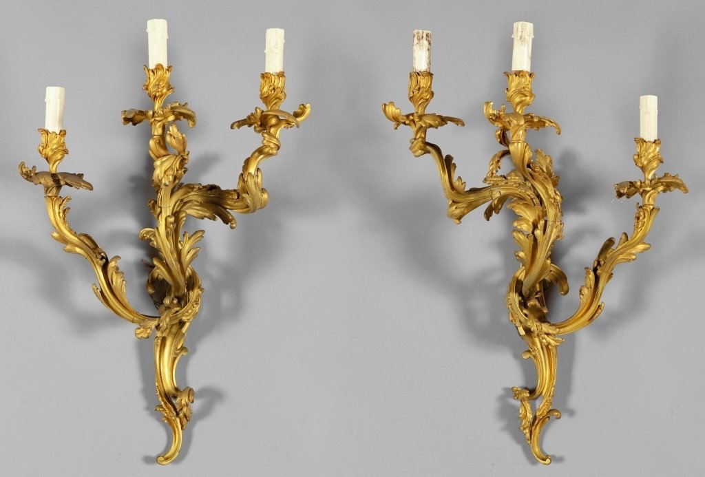 Coppia di appliques francesi in bronzo dorato a tre luci, stile Luigi XV, XIX secolo