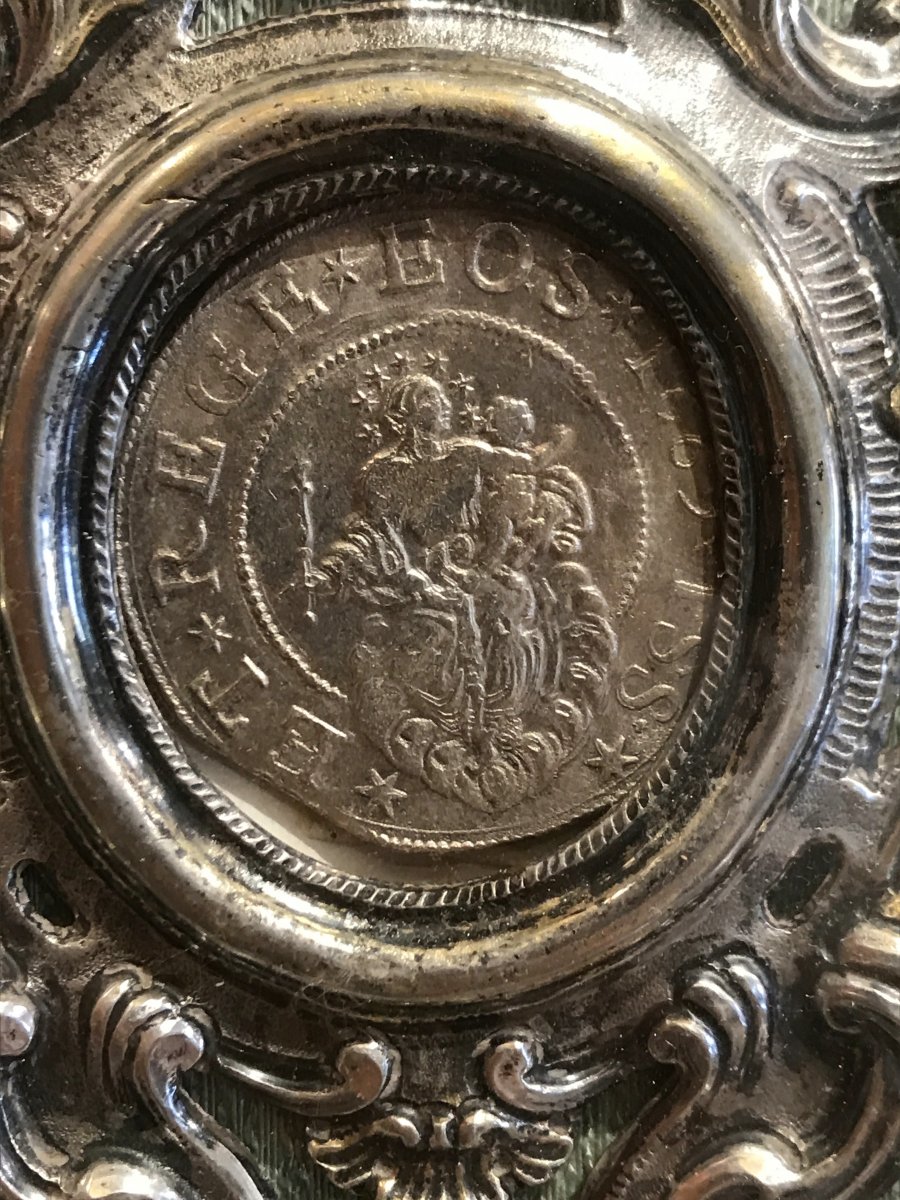 Cadre En Argent Ciselé Et Décalé Du XVIIIe Siècle Avec Une Pièce D’argent Italienne De 1683-photo-3