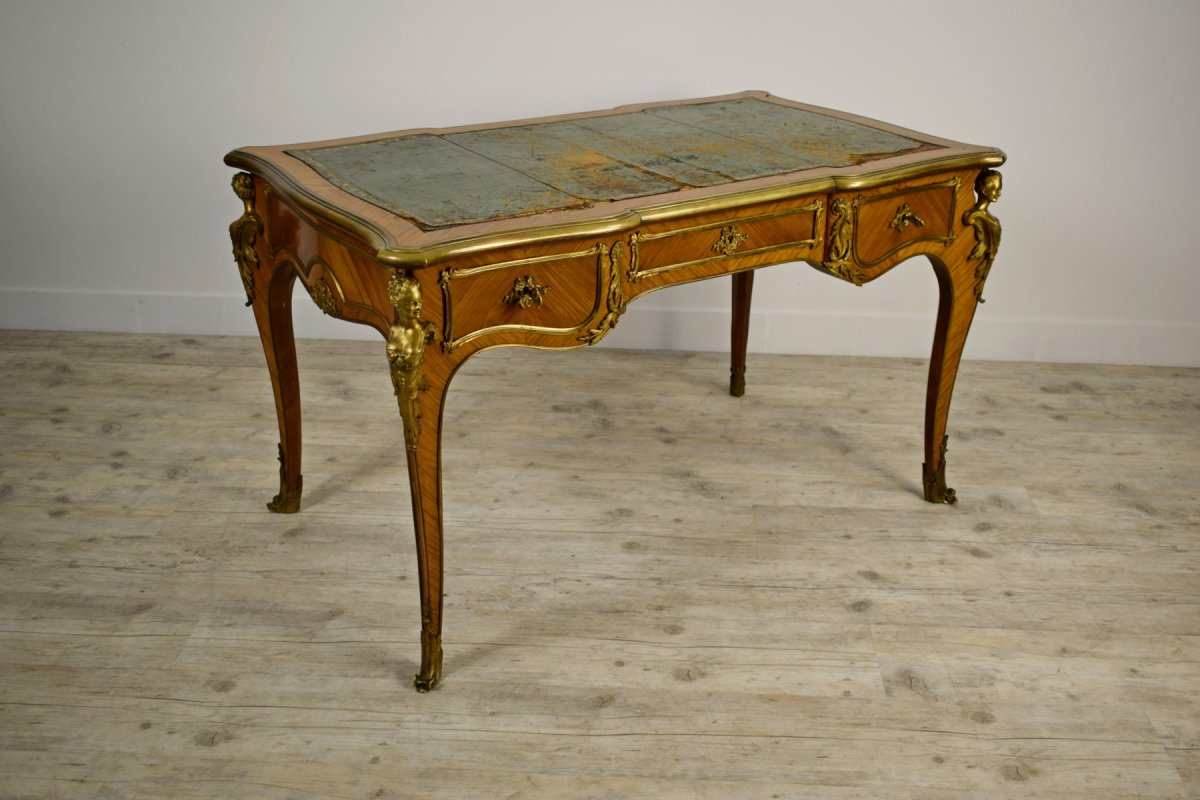 Bureau De Centre En Bois Avec Applications En Bronze Doré, France, Style Louis XV, XIXe Siècle