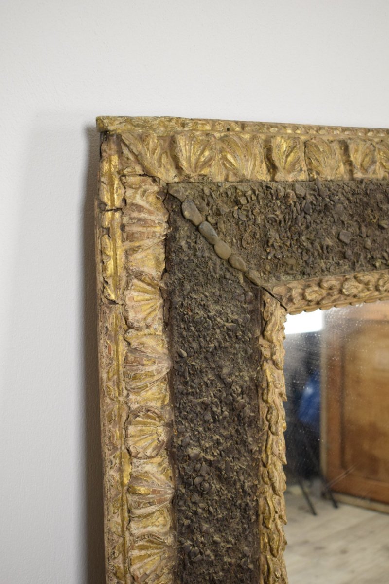Miroir Italien Du XVIIe Siècle En Bois Sculpté Et Doré Avec Des Applications à Motif Rocheux-photo-2