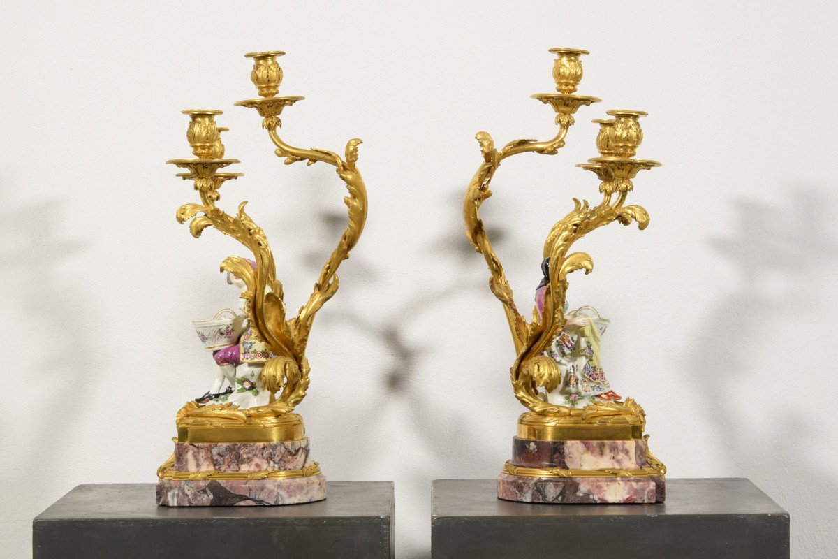 Coppia di candelabri in bronzo dorato e porcellana policroma,  Francia XIX secolo-photo-2