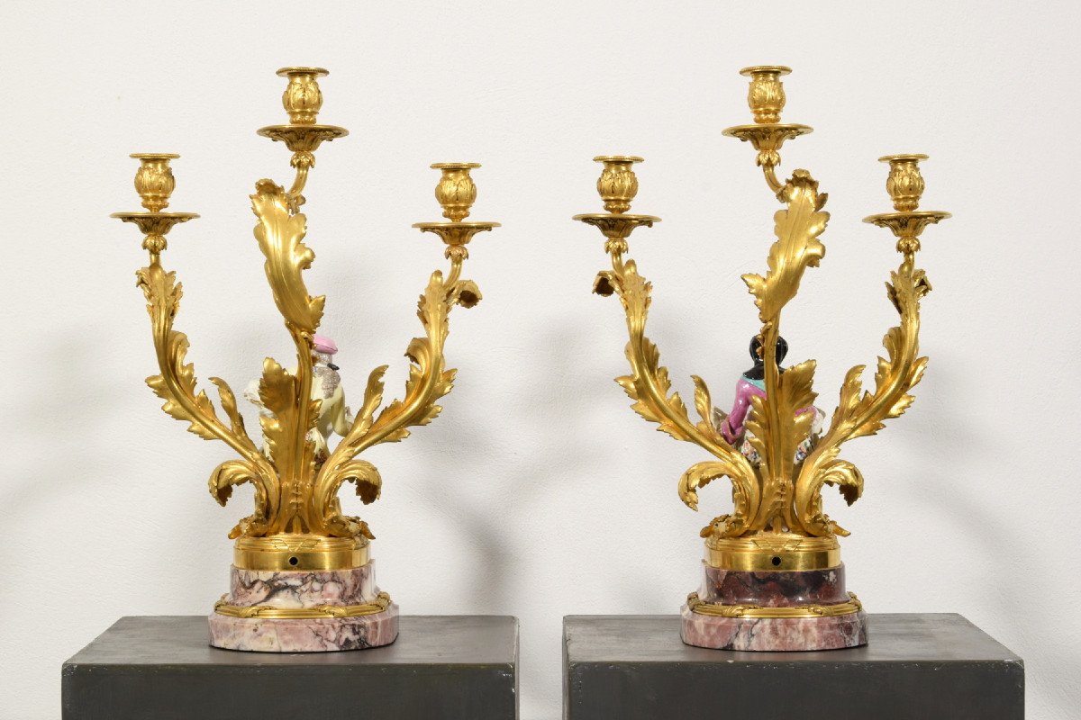 Coppia di candelabri in bronzo dorato e porcellana policroma,  Francia XIX secolo-photo-3