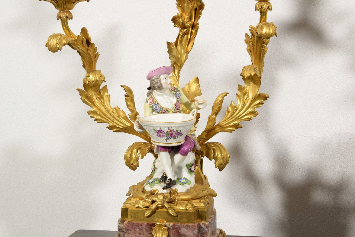 Coppia di candelabri in bronzo dorato e porcellana policroma,  Francia XIX secolo-photo-4