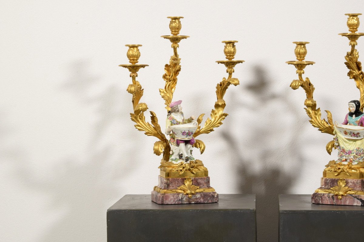 Coppia di candelabri in bronzo dorato e porcellana policroma,  Francia XIX secolo-photo-7