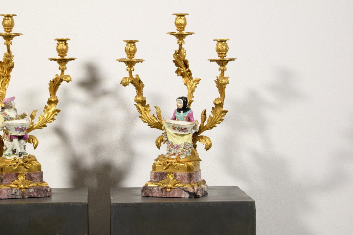 Coppia di candelabri in bronzo dorato e porcellana policroma,  Francia XIX secolo-photo-8