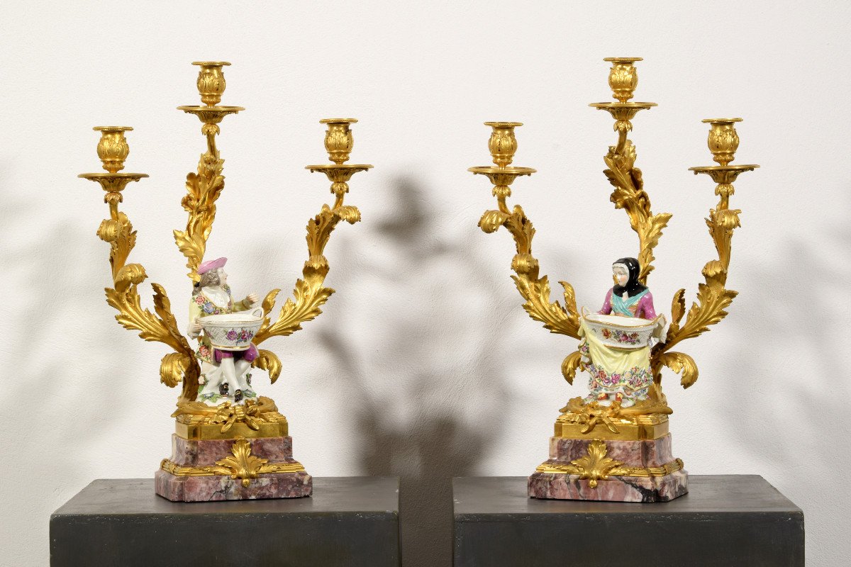 Coppia di candelabri in bronzo dorato e porcellana policroma,  Francia XIX secolo