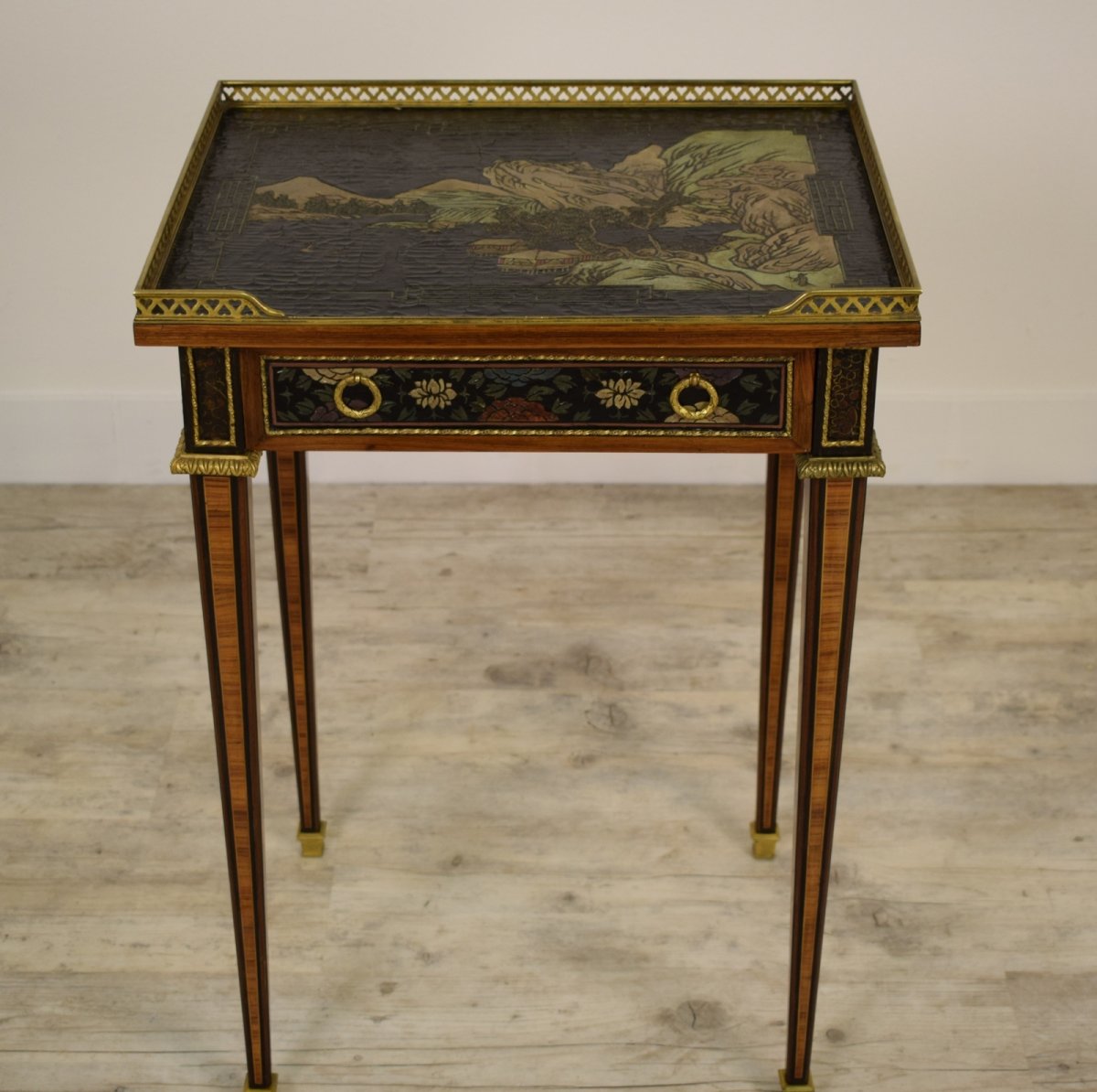 Elegante tavolino in legno, lacca a cineseria e applicazioni in bronzo dorato, Francia XIX secolo-photo-2