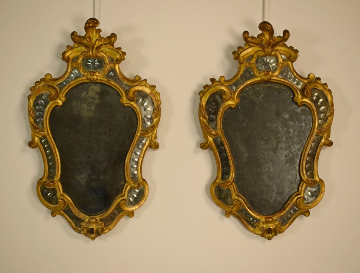 Coppia di piccole specchiere (ventole) sagomate, in legno scolpito e dorato, Torino, metà XVIII secolo, Epoca Luigi XV  