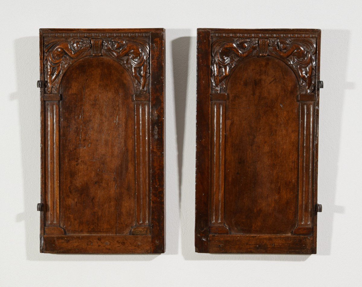 Coppia di piccole porte in legno di noce intagliato, XVI secolo, Italia centrale