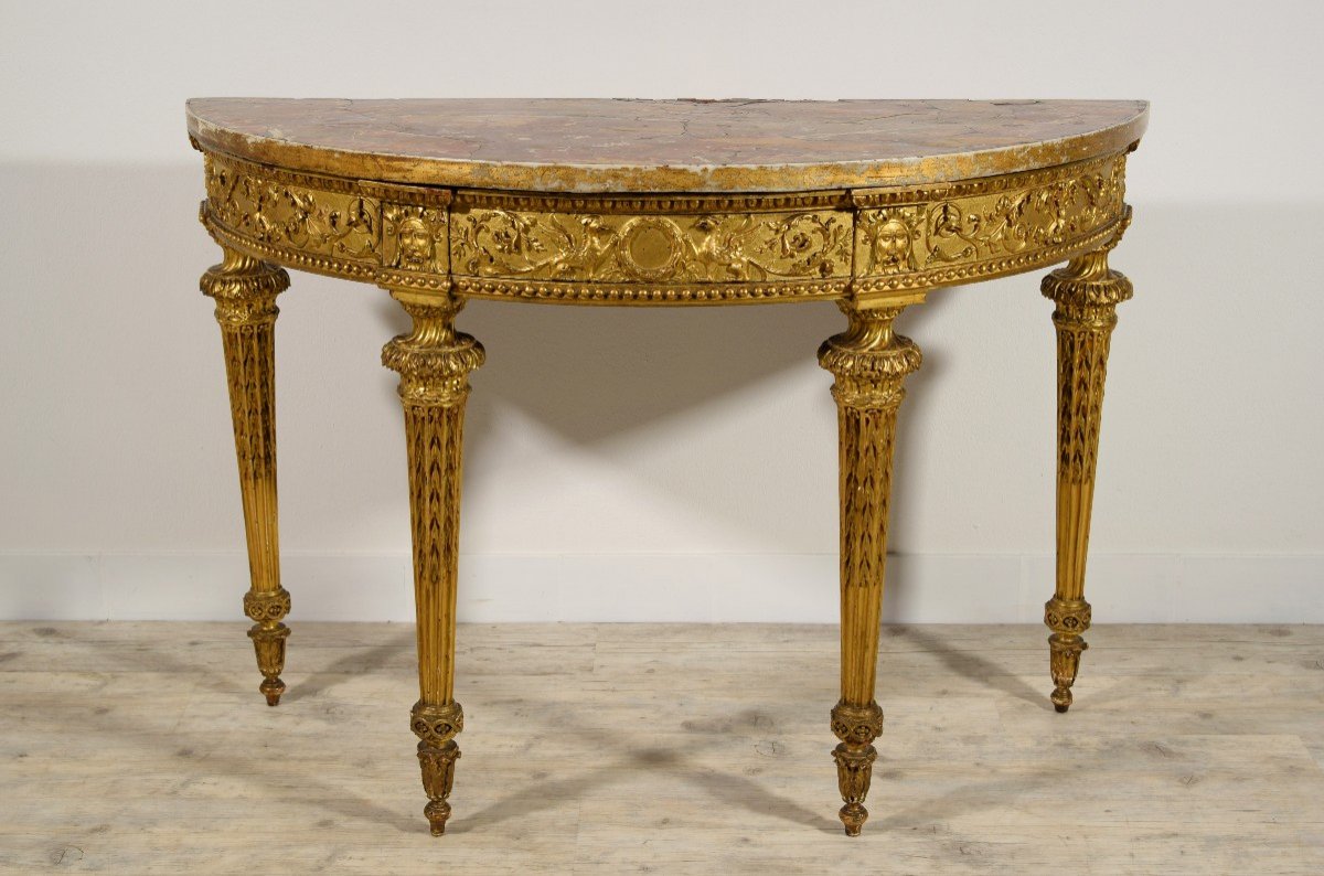 Consolle neoclassica a mezzaluna in legno intagliato e dorato, Roma, fine del XVIII secolo