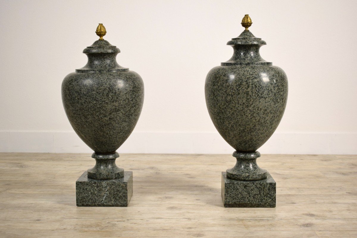 Couple De Vases En Granit Vert, XIXe Siècle, Style Louis XVI