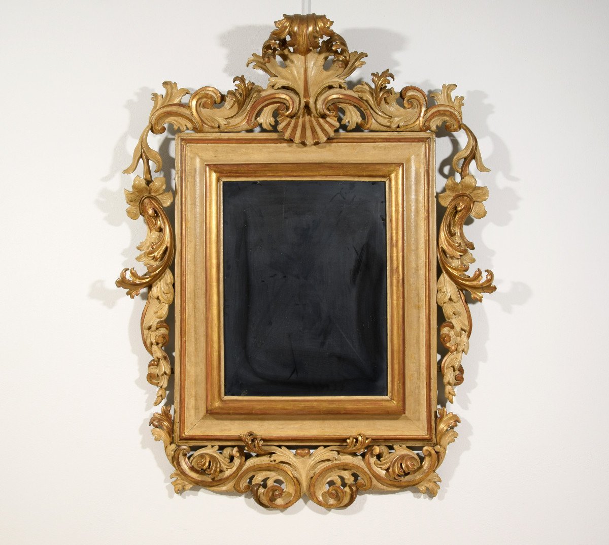 Grande specchiera laccata e dorata a motivi rocailles, Veneto, primi anni del XVIII secolo-photo-2