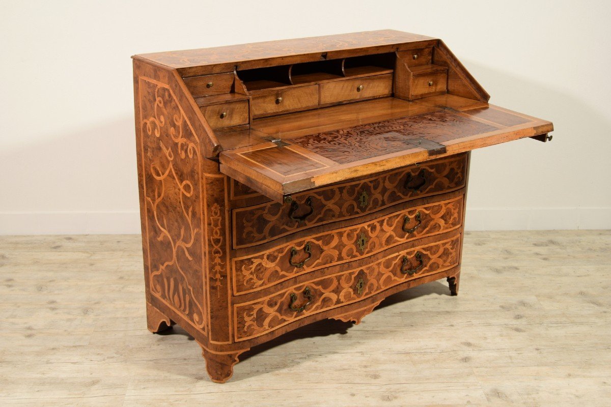  Cassettone con ribalta in legno lastronato e intarsiato, Piemonte, inizio XVIII secolo-photo-4
