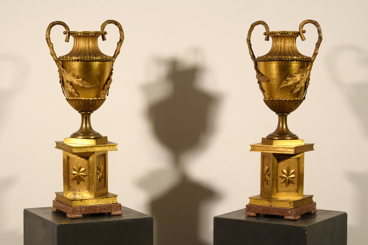 Coppia di grandi vasi Neoclassici in bronzo dorato, Italia XIX secolo
