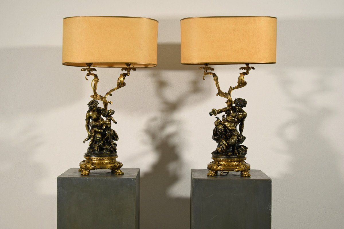 Coppia di candelieri in bronzo dorato e patinato raffiguranti baccanale di satiri, montati a lampada. Francia XIX secolo-photo-3