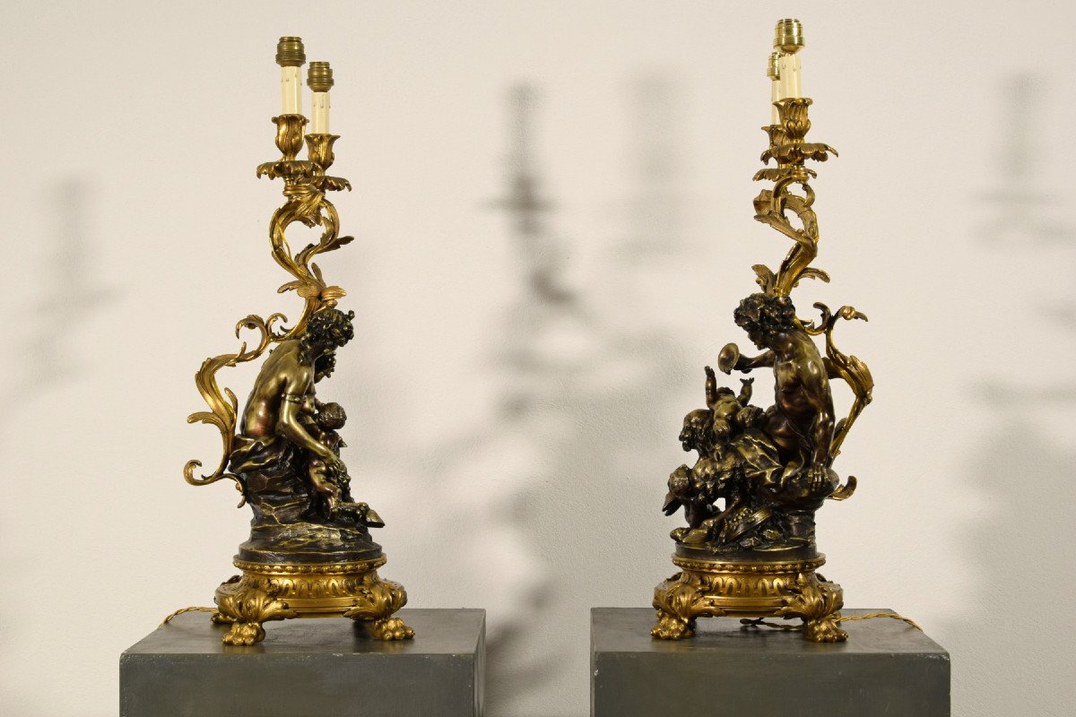 Coppia di candelieri in bronzo dorato e patinato raffiguranti baccanale di satiri, montati a lampada. Francia XIX secolo-photo-1