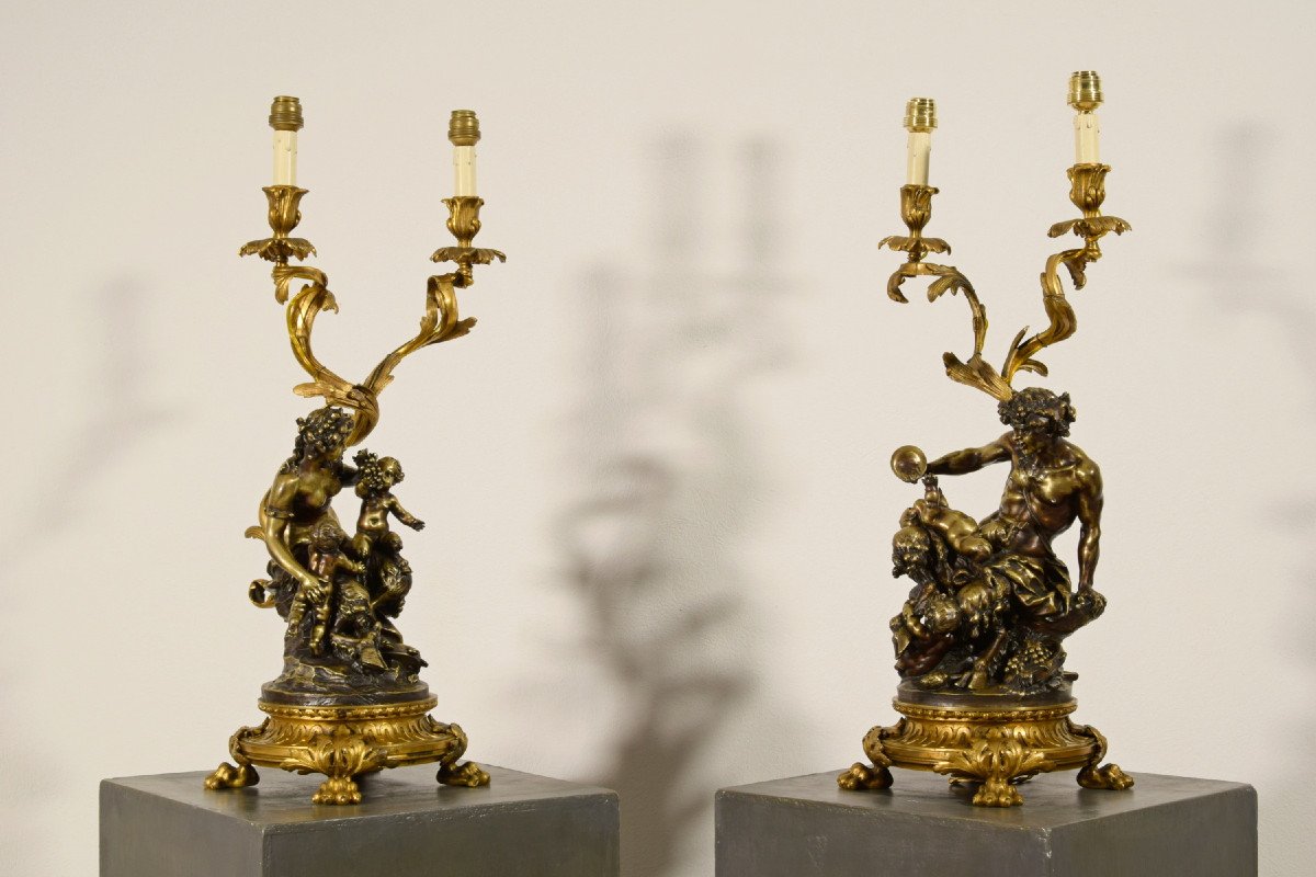Coppia di candelieri in bronzo dorato e patinato raffiguranti baccanale di satiri, montati a lampada. Francia XIX secolo-photo-2