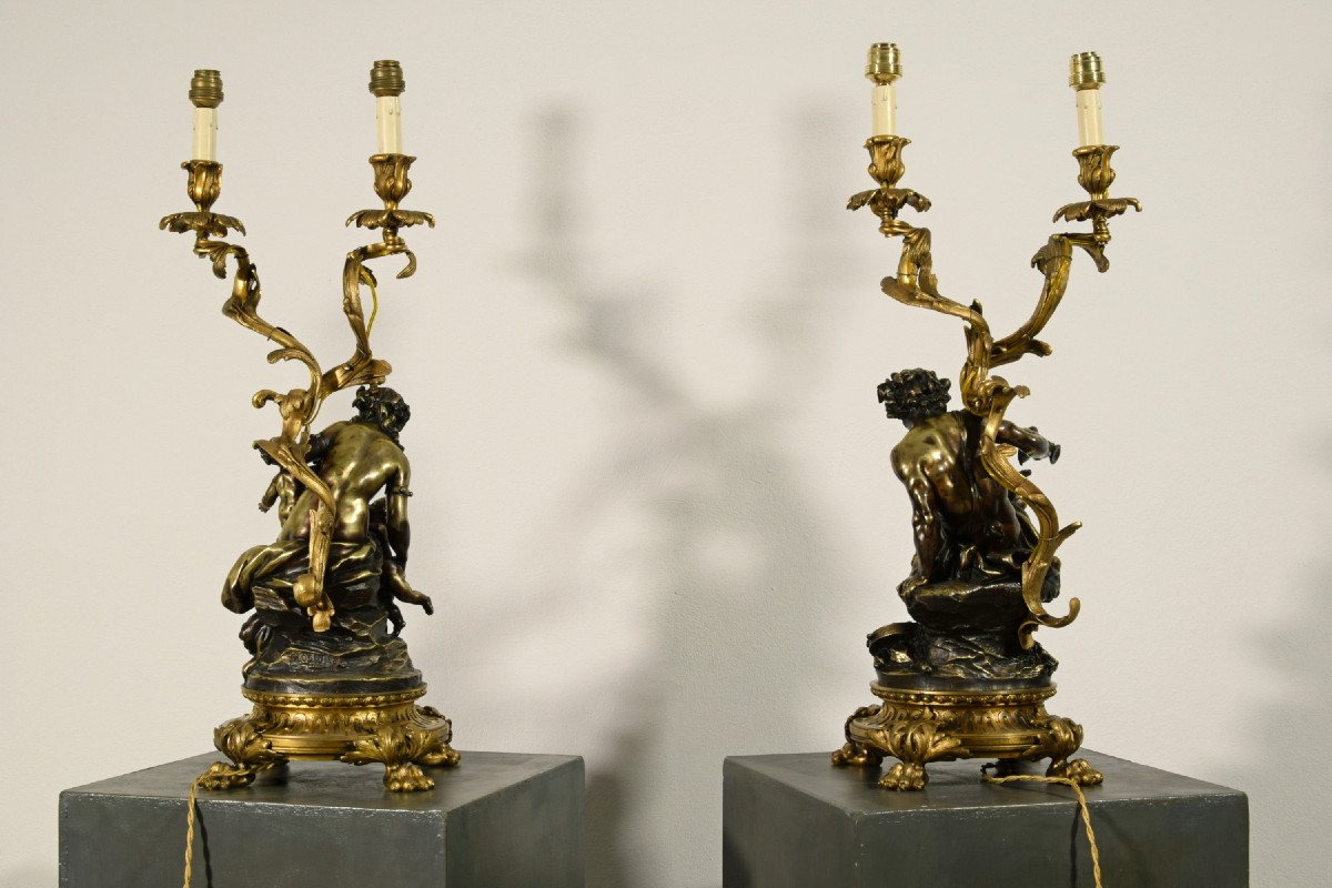 Coppia di candelieri in bronzo dorato e patinato raffiguranti baccanale di satiri, montati a lampada. Francia XIX secolo-photo-3