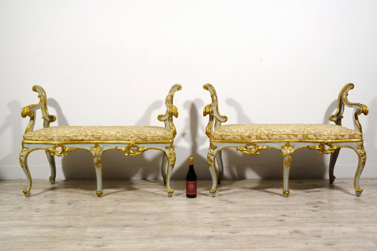 Coppia di panche barocche in legno intagliato, laccato e dorato, Roma, seconda metà del XVIII secolo-photo-1