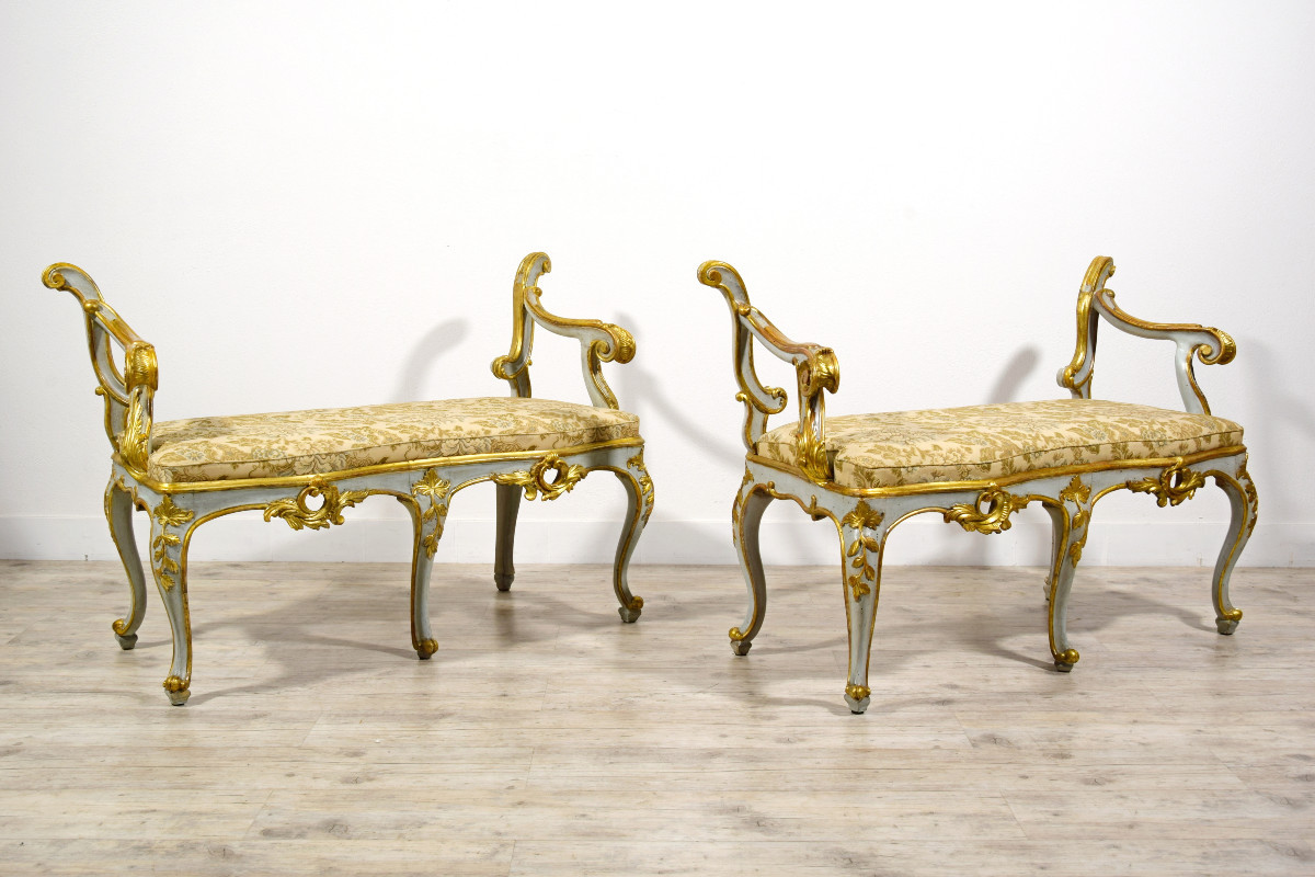 Coppia di panche barocche in legno intagliato, laccato e dorato, Roma, seconda metà del XVIII secolo