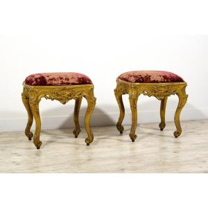 Coppia di panchetti barocchi da centro in legno intagliato e dorato, Luigi XIV-Luigi XV, Franci