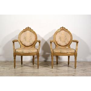 Coppia di poltrone neoclassiche, in legno intagliato laccato e dorato, Torino, fine XVIII secol