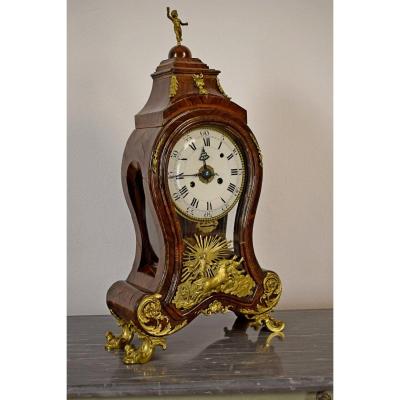 Horloge de table, avec sonnerie et réveil, en bois violet et bronze doré, XVIIIe siècle Italie
