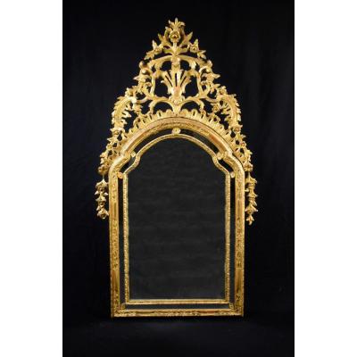 Specchiera in legno finemente intagliato e dorato, Piemonte, XVIII secolo 