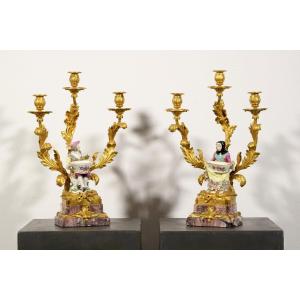 Coppia di candelabri in bronzo dorato e porcellana policroma,  Francia XIX secolo