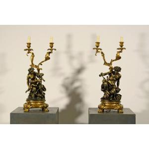 Coppia di candelieri in bronzo dorato e patinato raffiguranti baccanale di satiri, montati a lampada. Francia XIX secolo