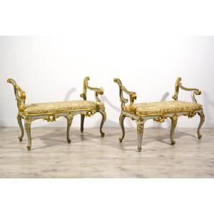 Coppia di panche barocche in legno intagliato, laccato e dorato, Roma, seconda metà del XVIII secolo
