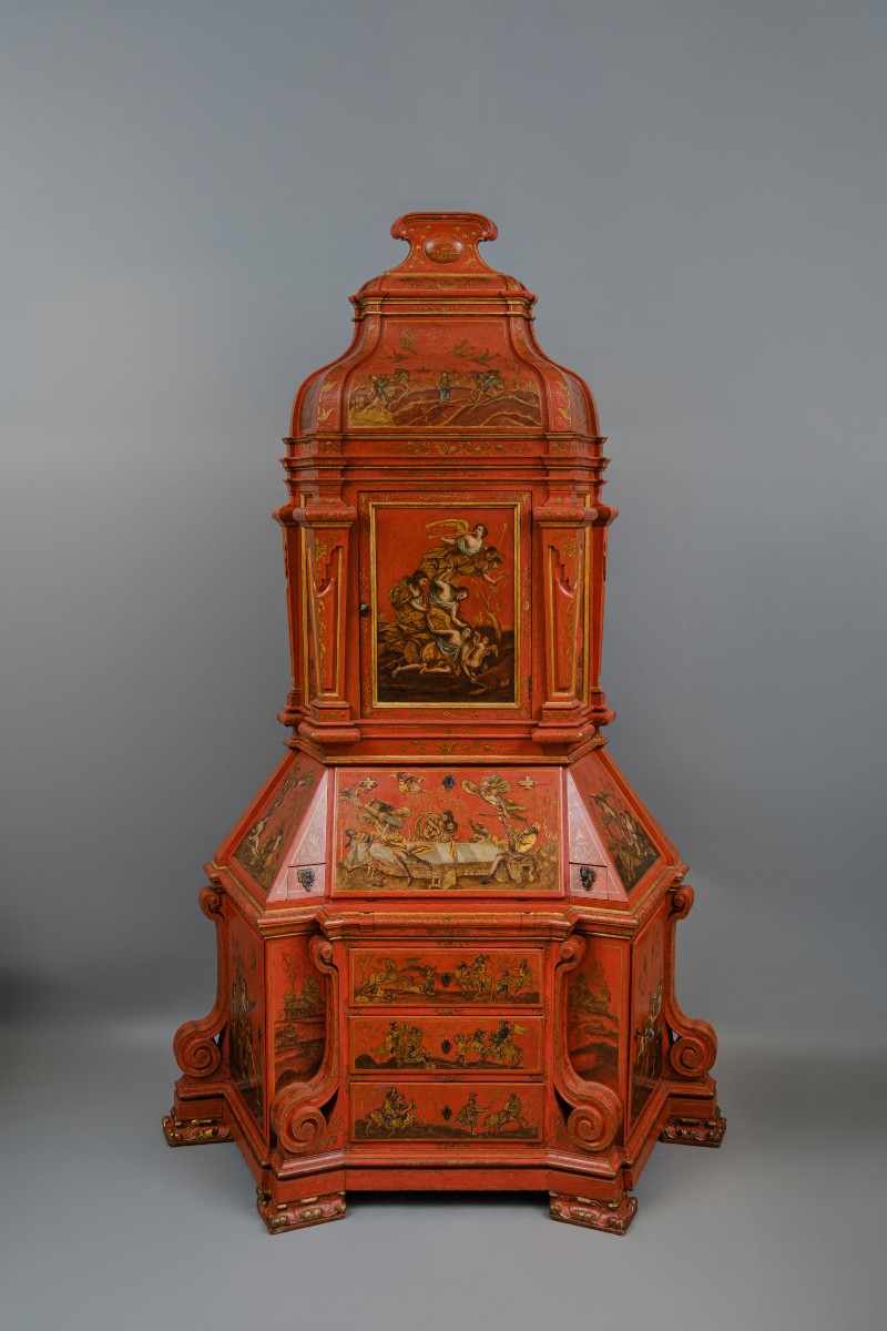 Raro cabinet veneziano laccato rosso e dipinto con motivi mitologici, Venezia XVIII secolo