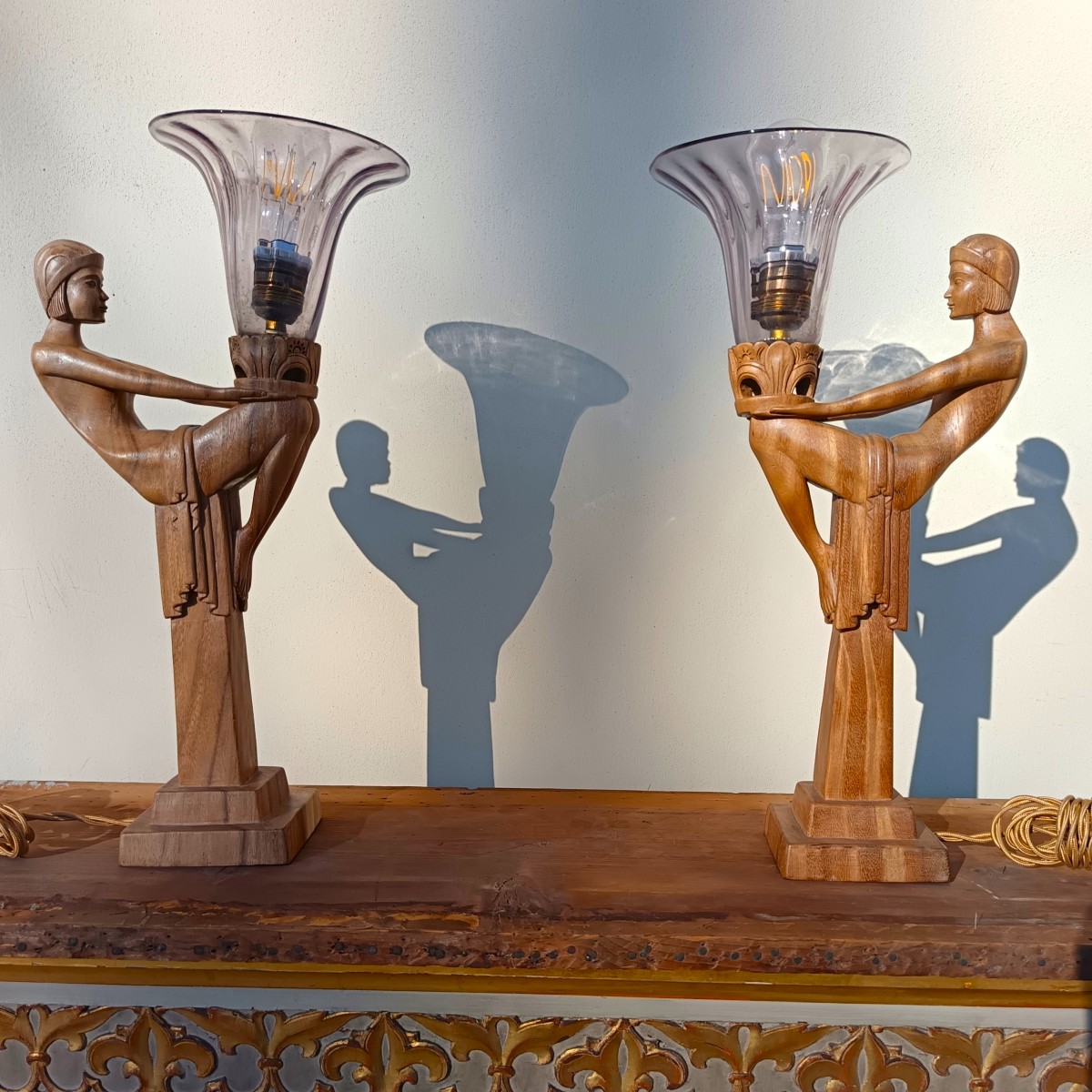 Coppia lampade “Le dame della luce” in legno 1910–1920