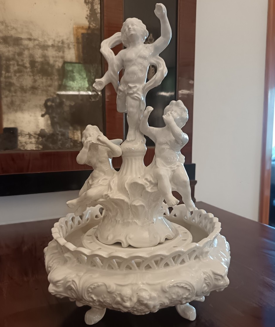 Centrotavola in porcellana Capodimonte con putti su fontana a giardiniera – 800-photo-4