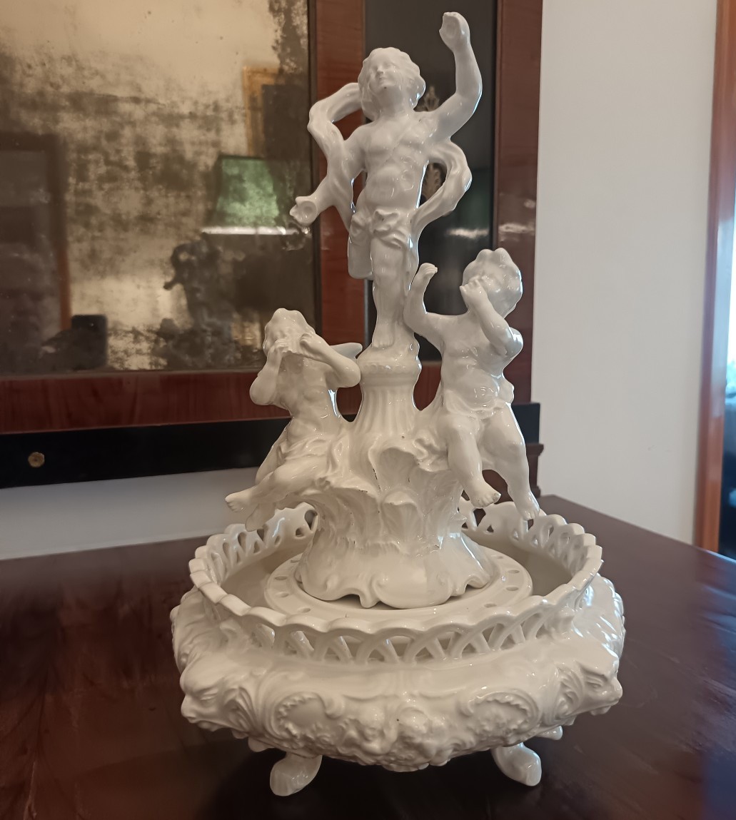 Centrotavola in porcellana Capodimonte con putti su fontana a giardiniera – 800