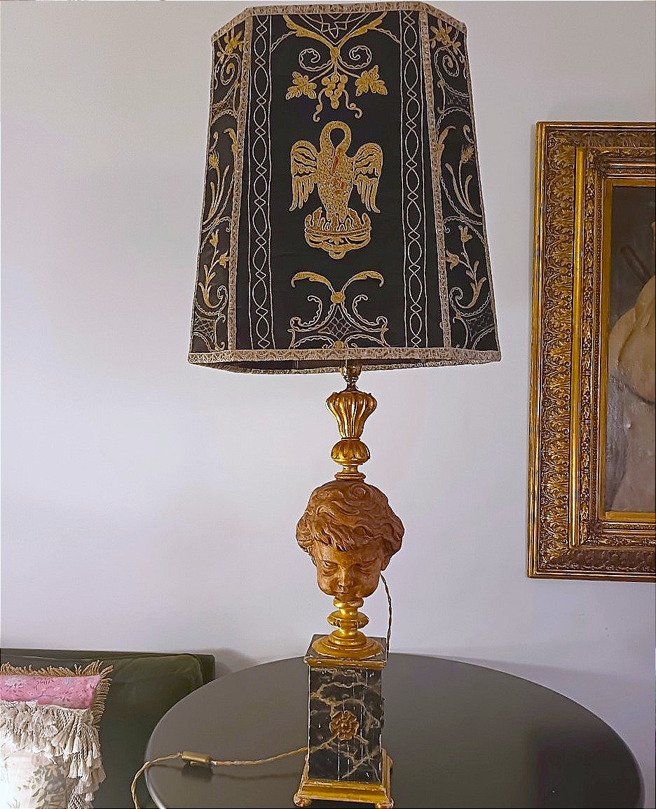 Lampada da tavolo in legno scolpito con base dipinta a marmo – XVIII secolo