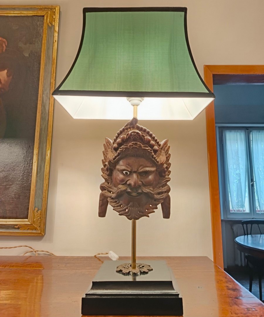 Tre lampade da tavolo con maschere Balinesi in legno XIX secolo