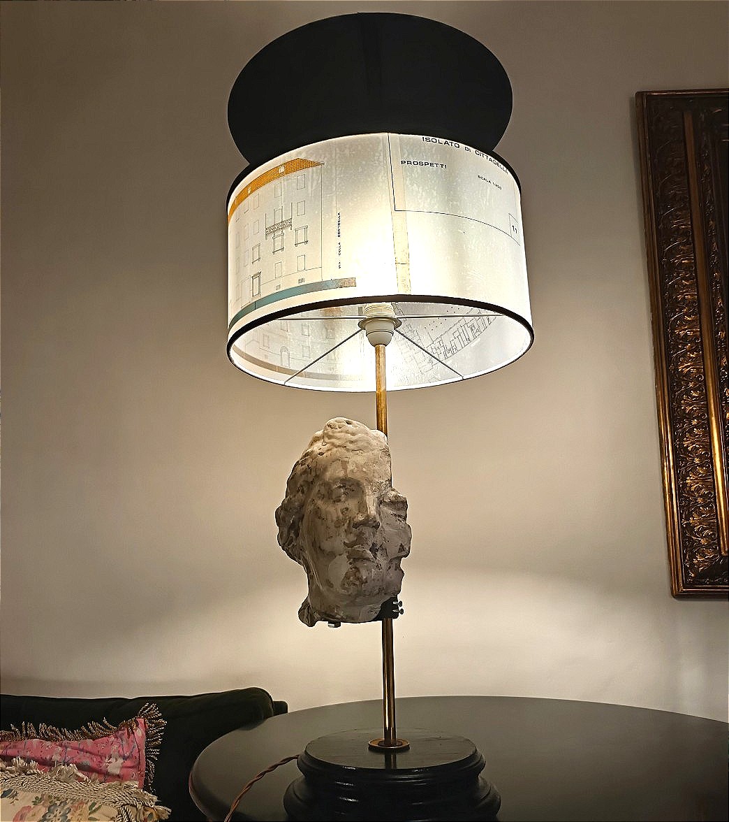 Lampada con testa in gesso e nerofumo, paralume con lucidi di architettura 900