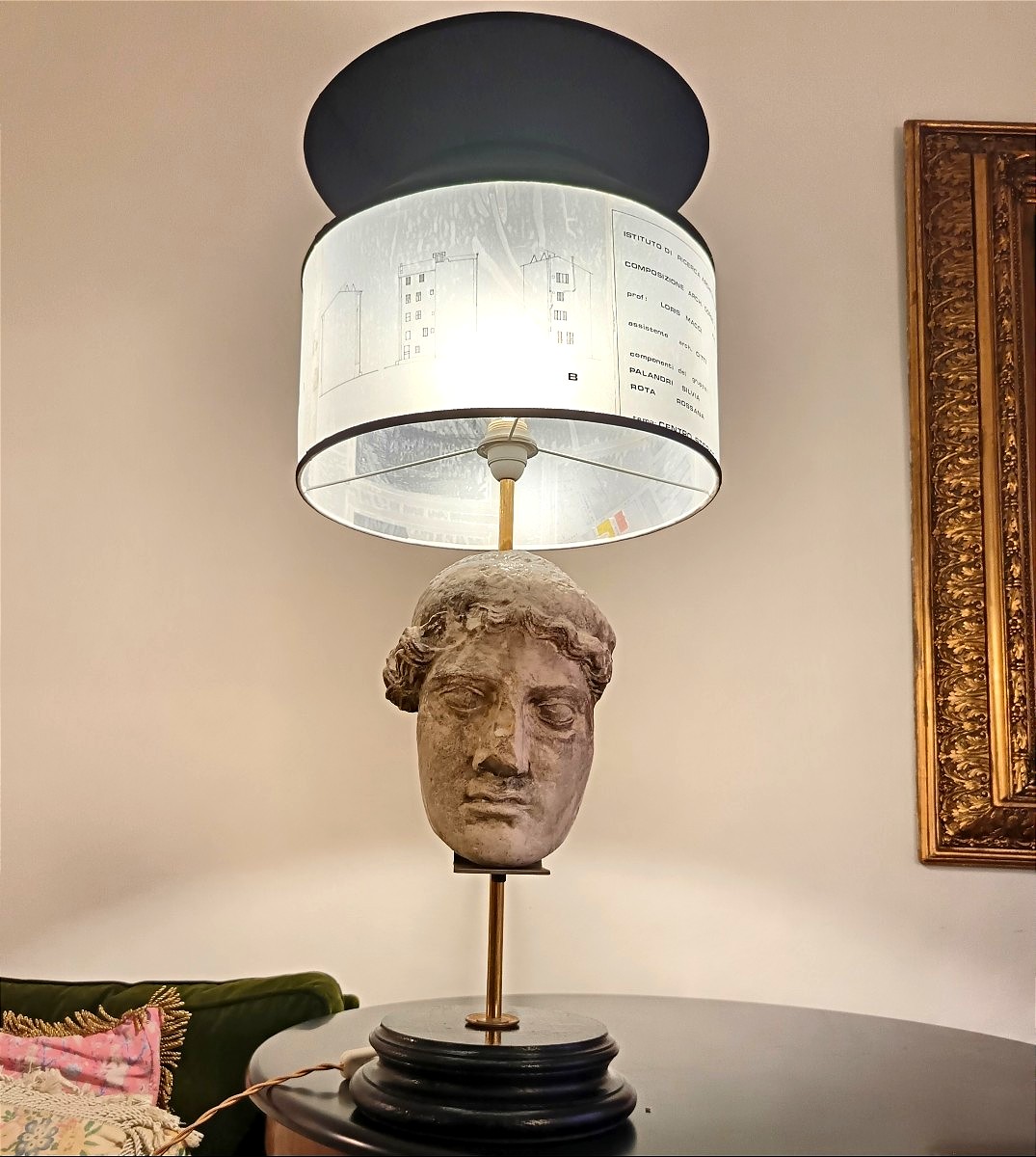 Lampada con testa in gesso e nerofumo, paralume con lucidi di architettura XX secolo