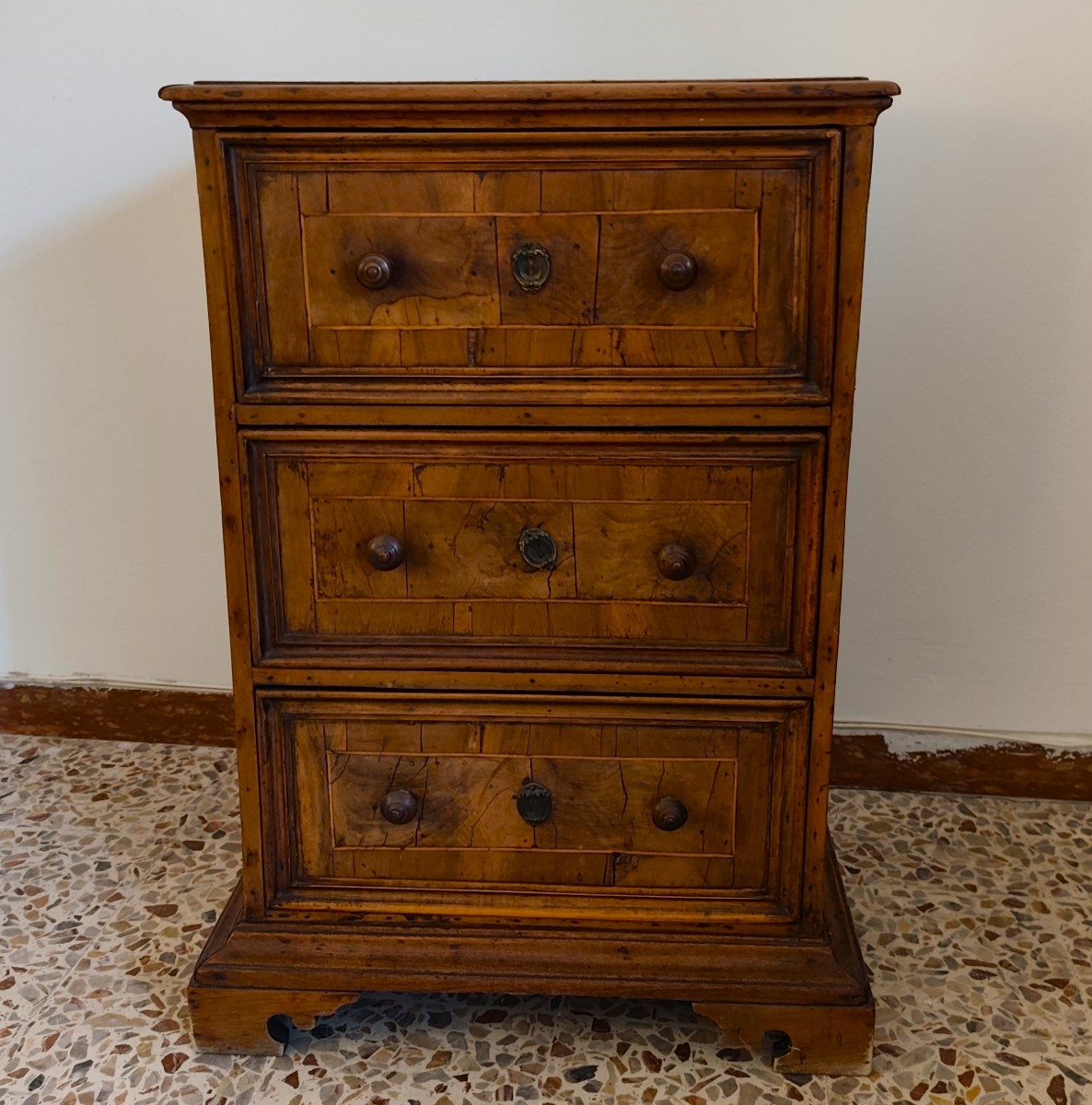 Raro mobiletto a tre cassetti in noce del 700 Bolognese