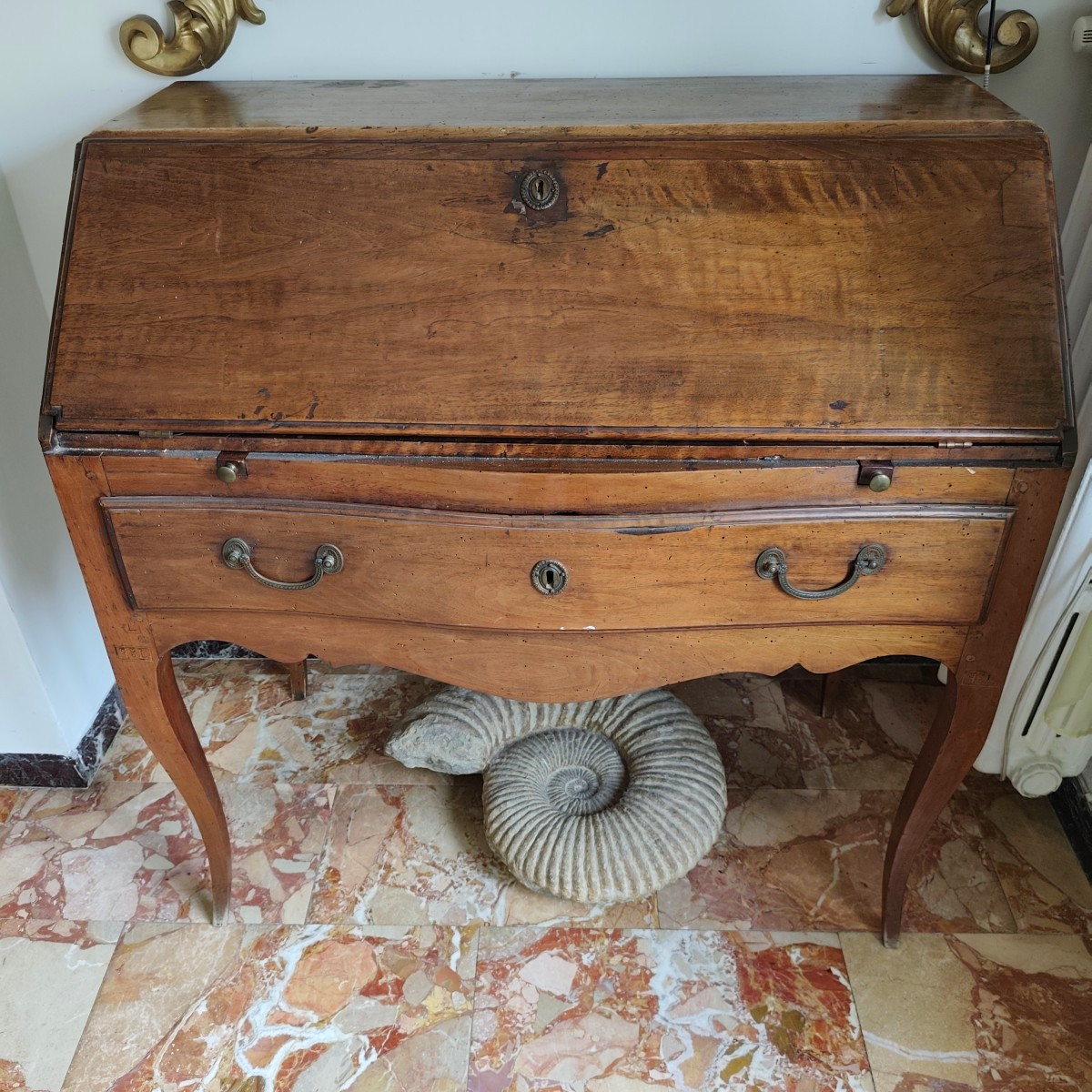 Scrittoio in legno di noce biondo con ribalta del 700 Bologna