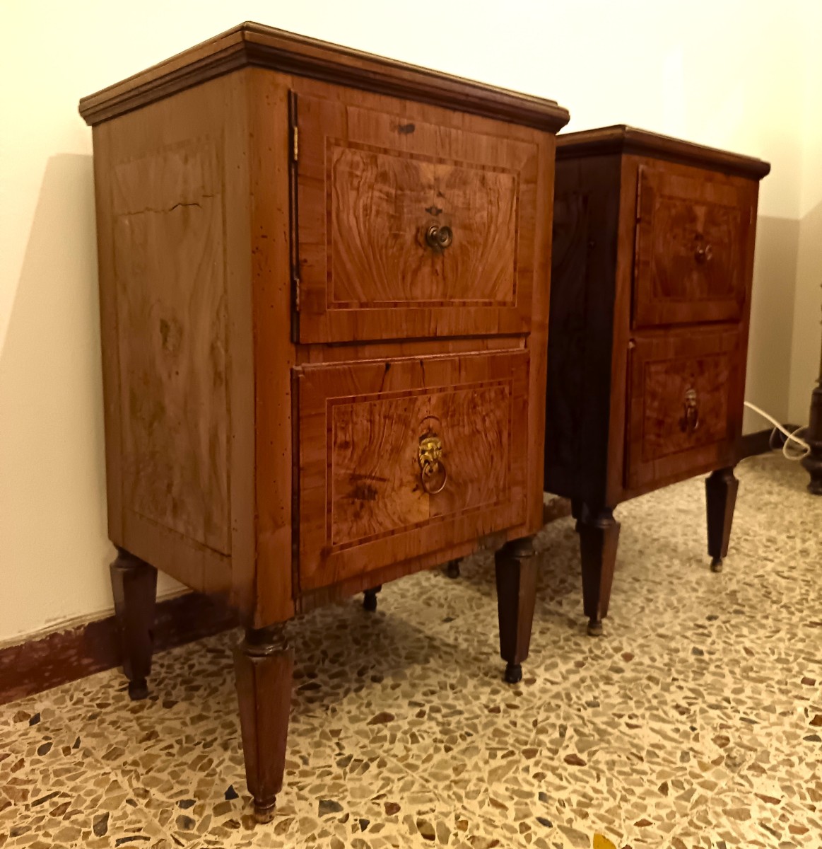 Coppia di comodini 1790 noce bolognesi