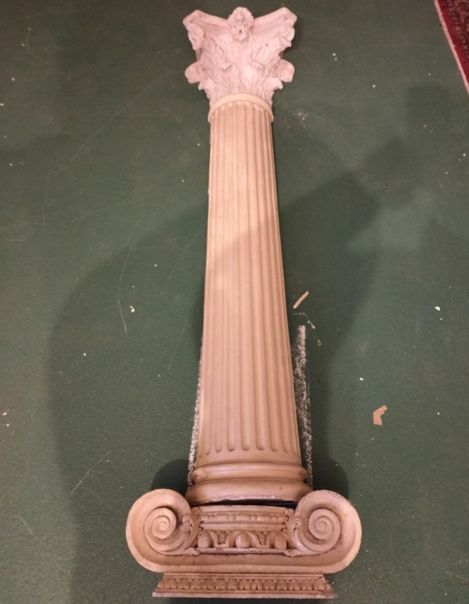 Colonne con capitelli del 1930 gesso e paglia