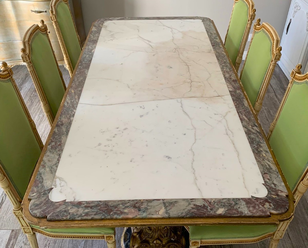 Tavolo fine 800 con piano in marmo e capitelli dorati e sei sedie-photo-3