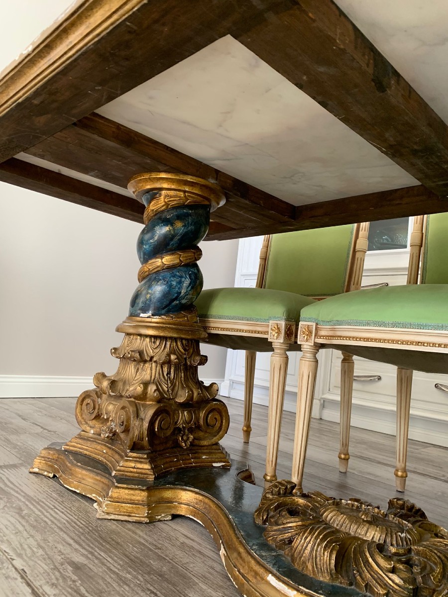 Tavolo fine 800 con piano in marmo e capitelli dorati e sei sedie-photo-1