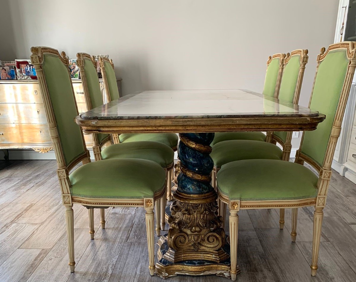 Tavolo fine 800 con piano in marmo e capitelli dorati e sei sedie-photo-2