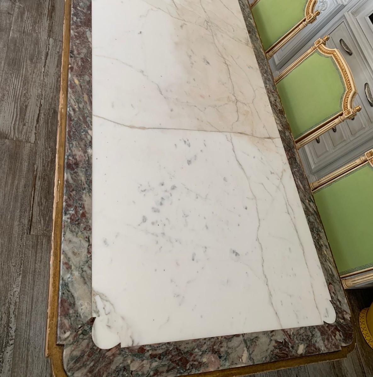 Tavolo fine 800 con piano in marmo e capitelli dorati e sei sedie-photo-3