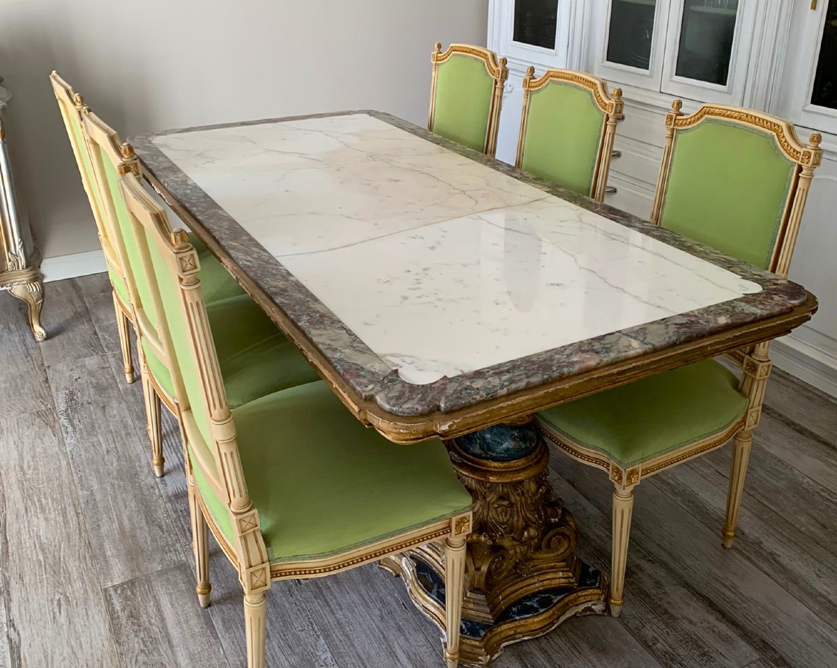 Tavolo fine 800 con piano in marmo e capitelli dorati e sei sedie-photo-5