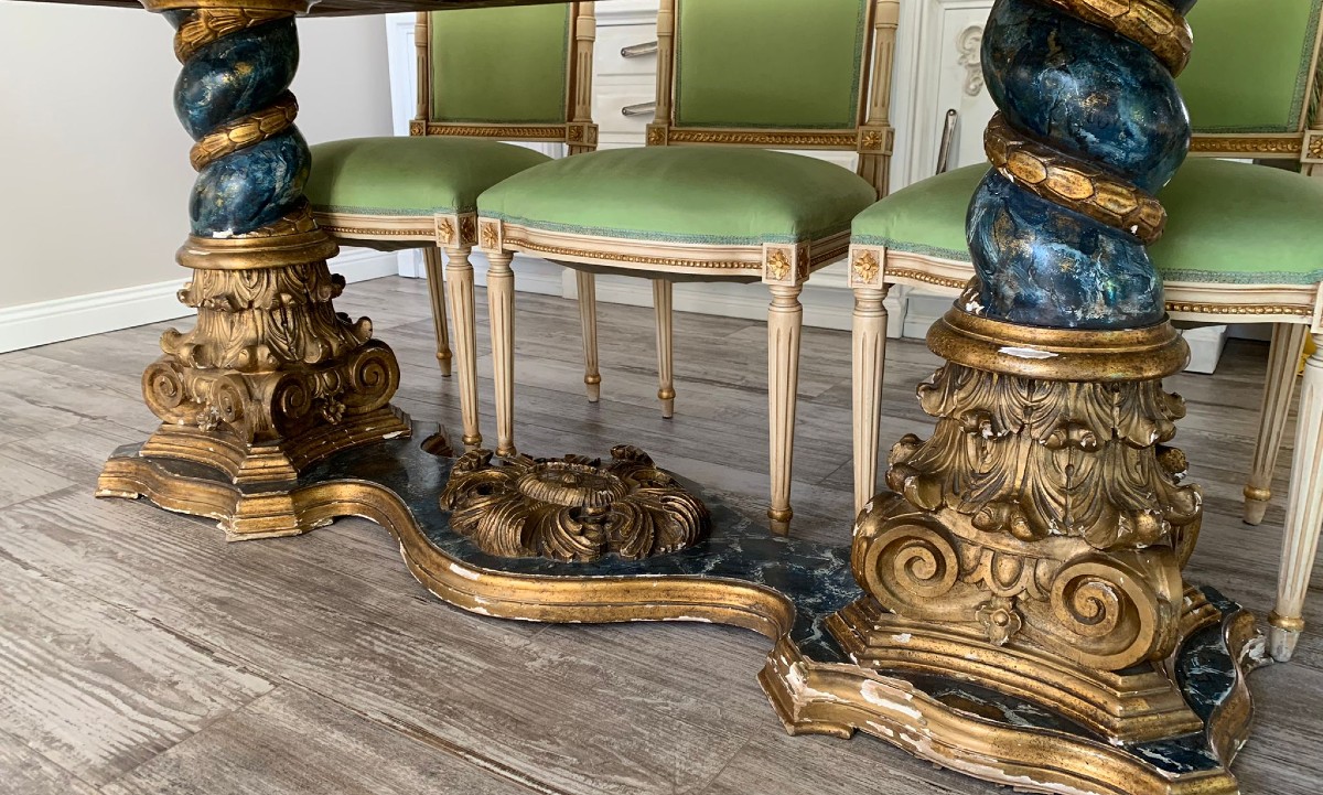 Tavolo fine 800 con piano in marmo e capitelli dorati e sei sedie-photo-7
