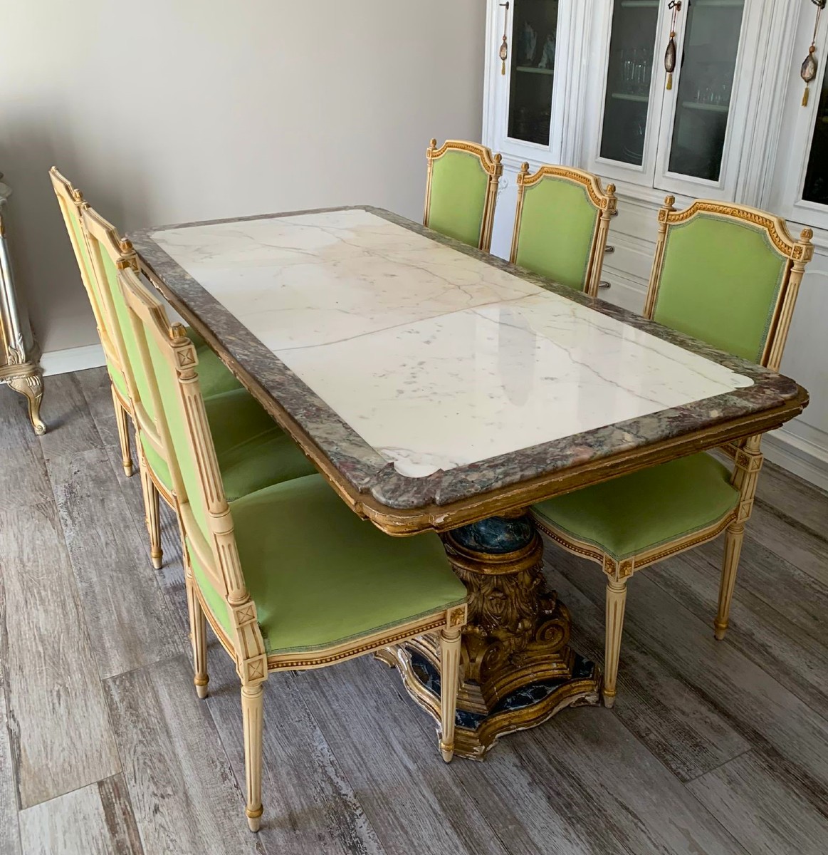 Tavolo fine 800 con piano in marmo e capitelli dorati e sei sedie